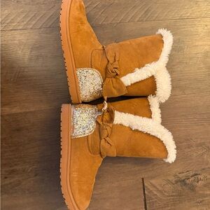 Magellan Outdoors Tan Textured Sole- look at bow in photo